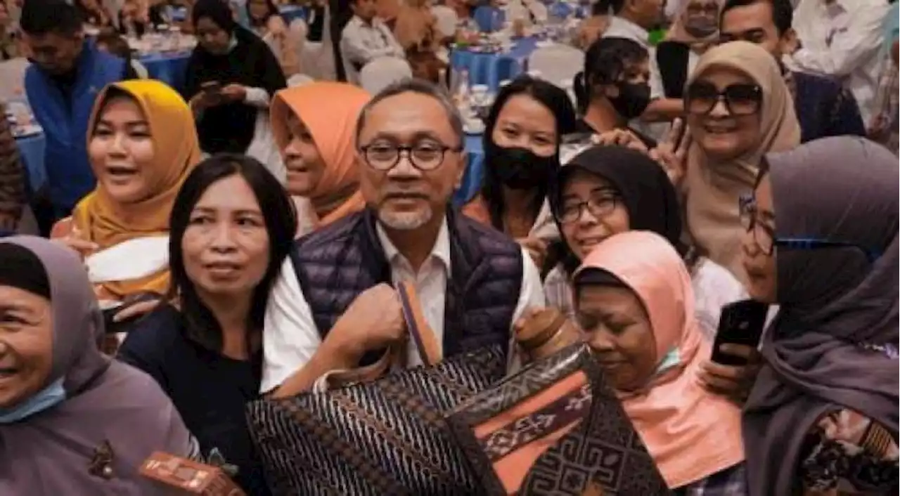 Daftarkan Bacaleg Perempuan PAN 37 Persen, Zulhas: Bangsa Ini Butuh Peran Ibu-Ibu |Republika Online