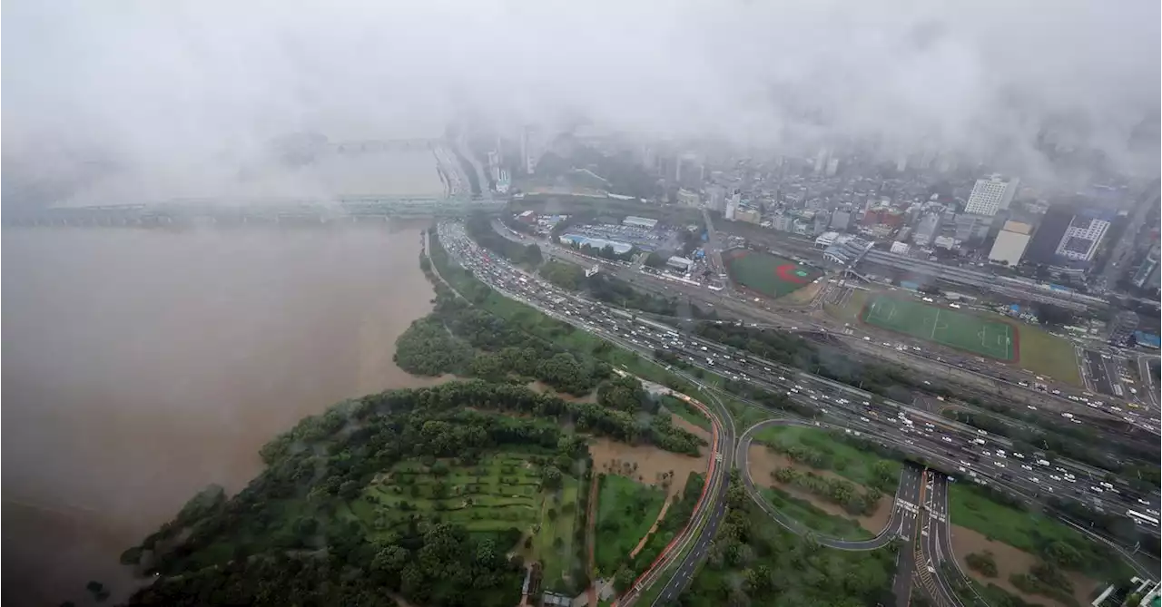 South Korea torrential rain triggers power cuts, flight cancellations