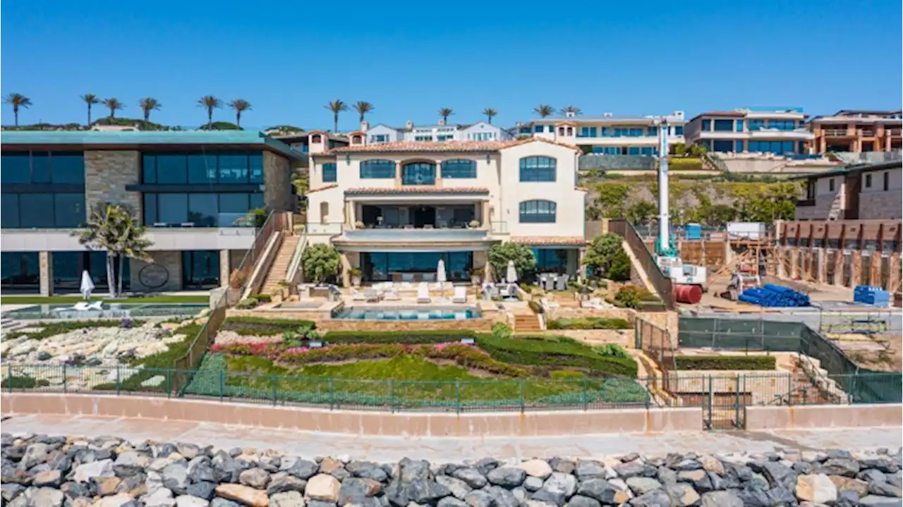 This $42.5 Million California Mansion Has a See-Through Spa That Floats Over the Main Pool