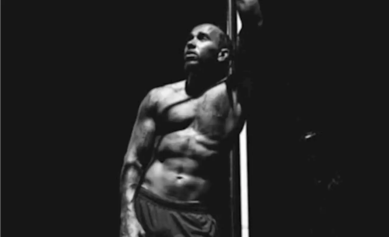 Lewis Hamilton shows off chiselled abs as Formula 1 star shares gym workout pictures