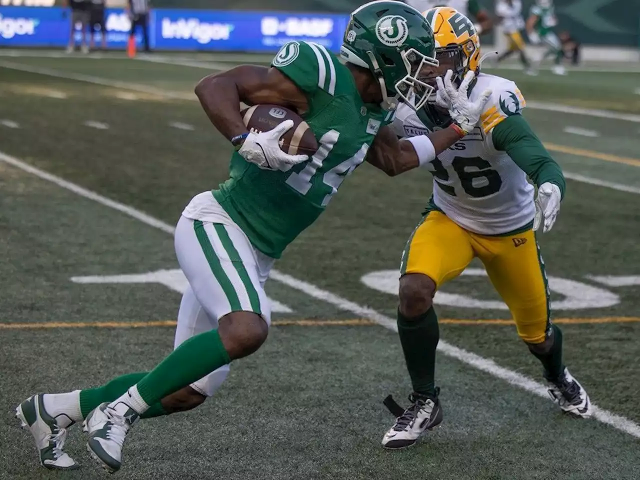 Roughriders’ Tevin Jones passing along his football knowledge