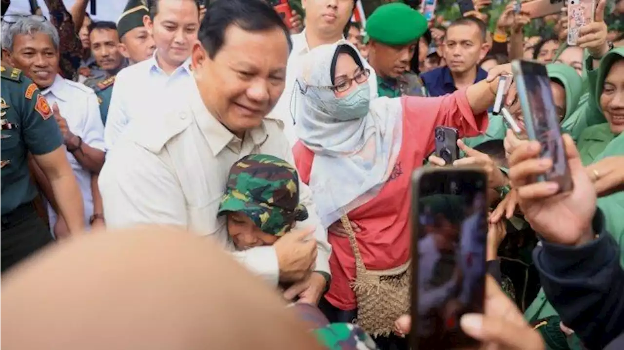 Momen Prabowo Beri Hormat Kepada Dua 'Prajurit' Cilik di Koramil Mamajang 1408 - Tribunnews.com