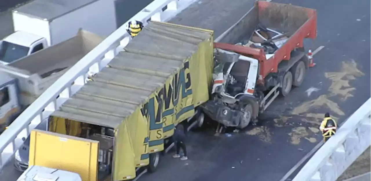 Acidente entre caminhões na Marginal Tietê causa morte e interdita ponte