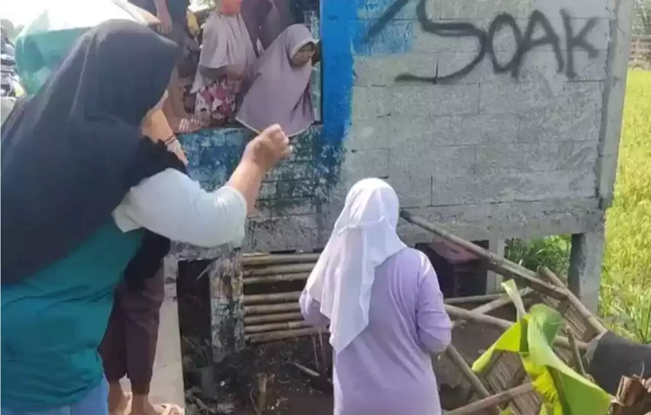 Emak-emak Geruduk Warung Kopi yang Jual Obat Keras, Meja dan Kursi Terbang Keluar