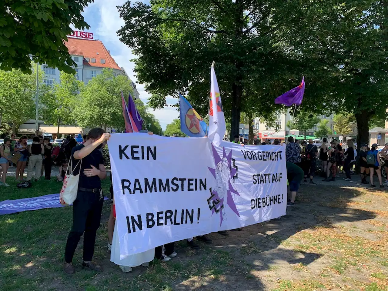 Rammstein spielen in Berlin: Rund 250 Demonstranten ziehen zum Olympiastadion