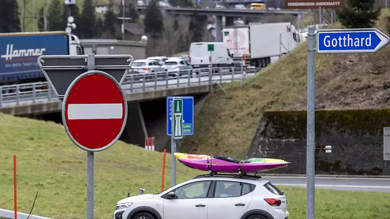 Stau vor dem Gotthard Richtung Süden bereits bei zwölf Kilometer