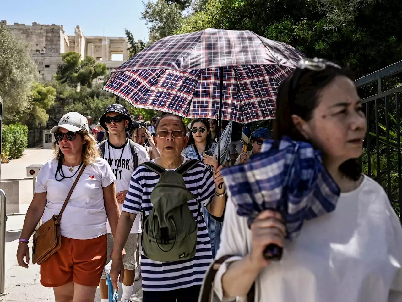 Acropolis’ midday closure leaves many tourists in the lurch as a heat wave lashes southern Europe