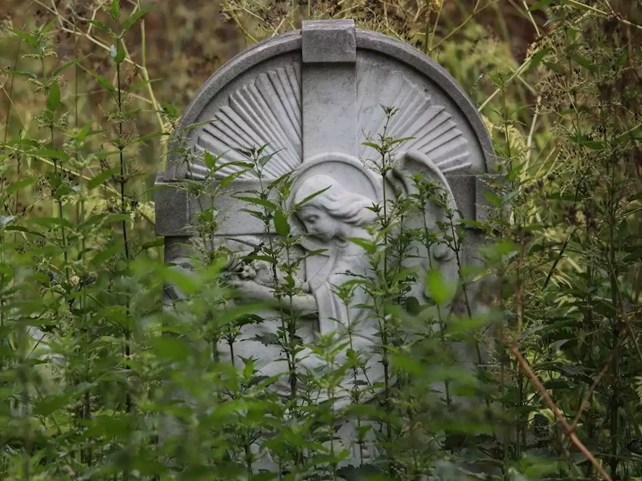 Striking Quebec cemetery maintenance workers accept contract deal