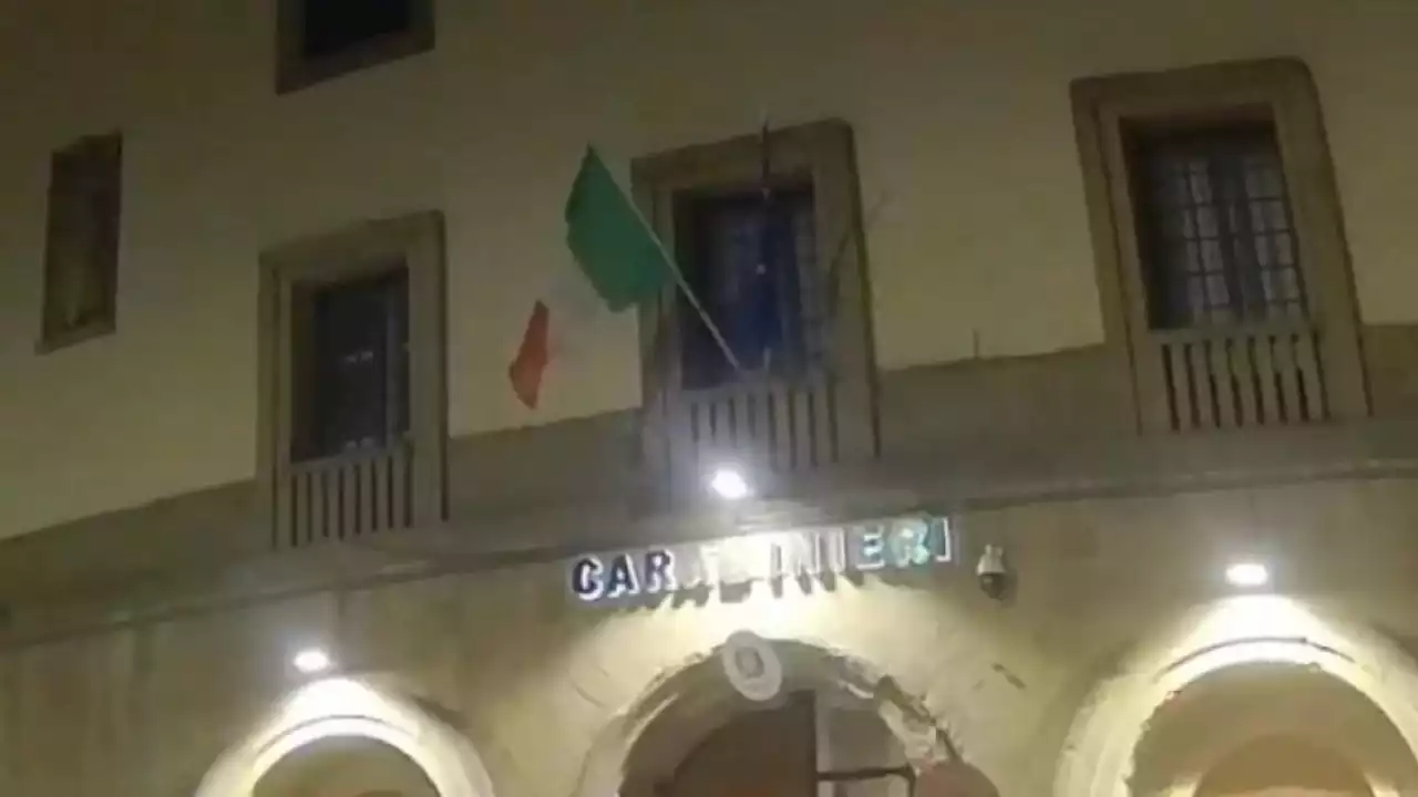 Firenze, rissa con coltelli in piazza Stazione (davanti alla caserma dei carabinieri): un ferito grave