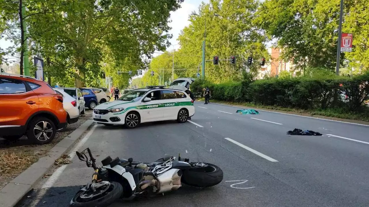 Milano, incidente in viale Fulvio Testi: moto travolge pedone sulle strisce, morto 73enne. Gravissimo l'investitore