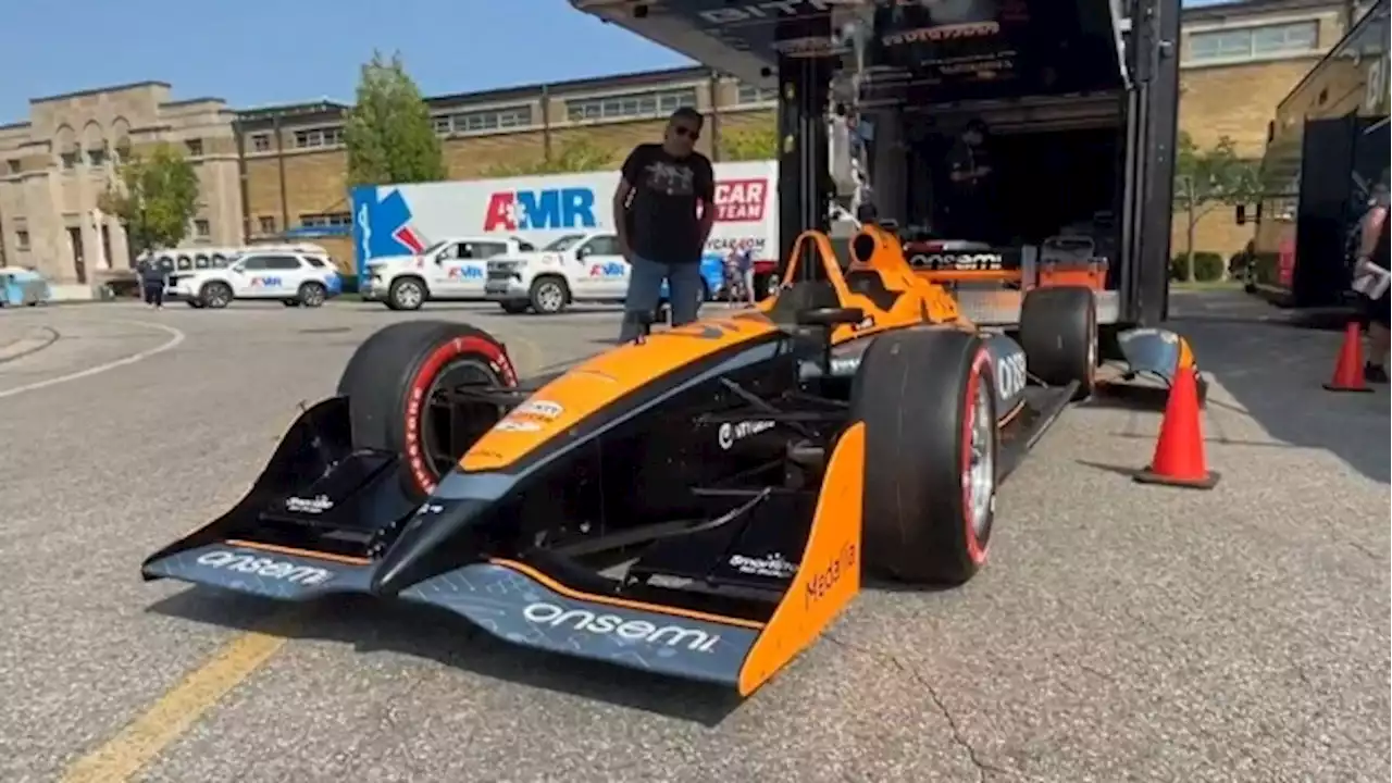 Fans getting up close to action at Honda Indy