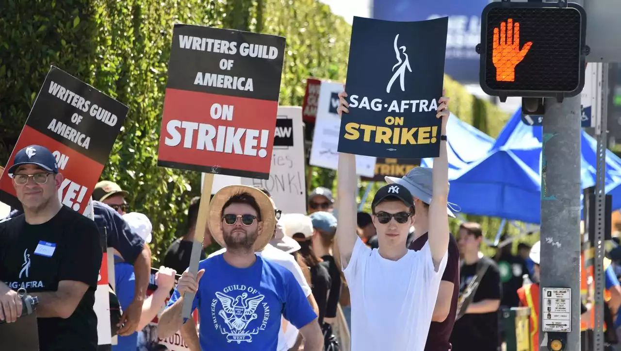 Schauspieler errichten Streikposten vor Filmstudios in Los Angeles