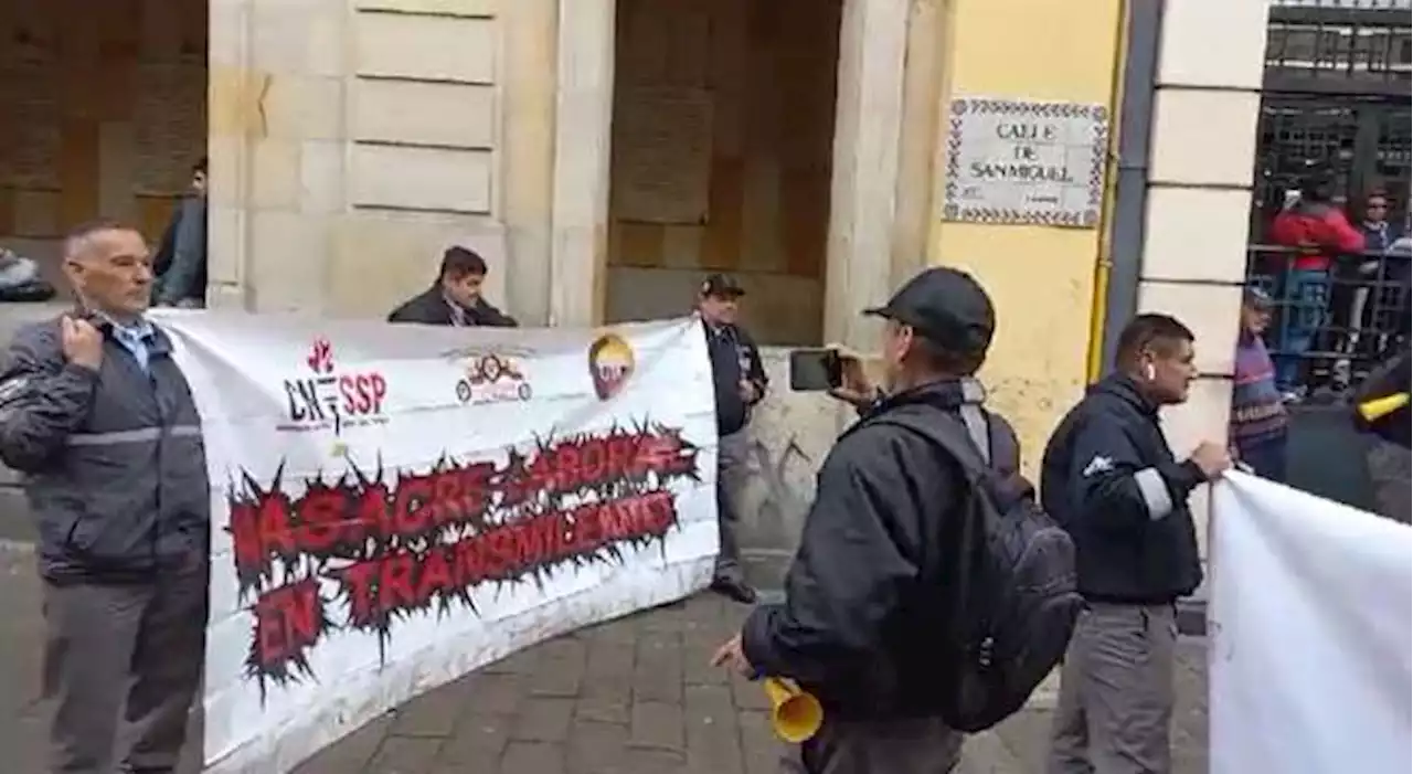 Conductores del Sitp protestan frente a la Alcaldía de Bogotá: “exigimos respeto”