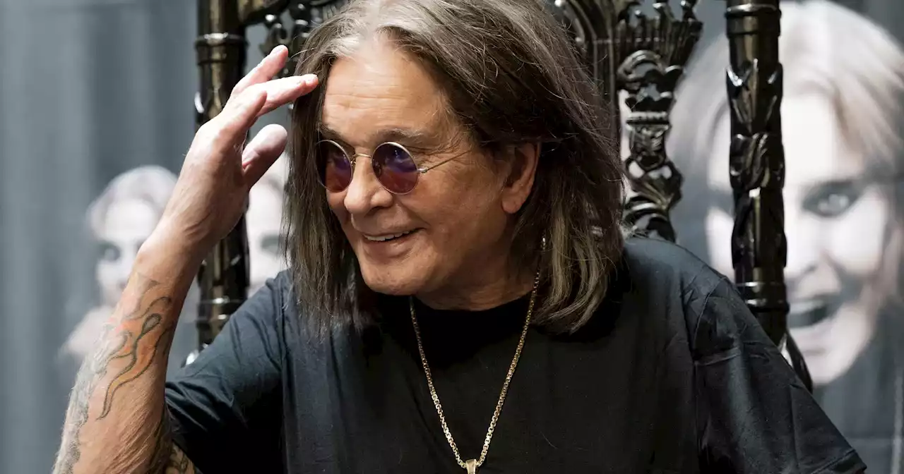 Ozzy Osbourne foi visto à porta de um hospital, em cadeira de rodas