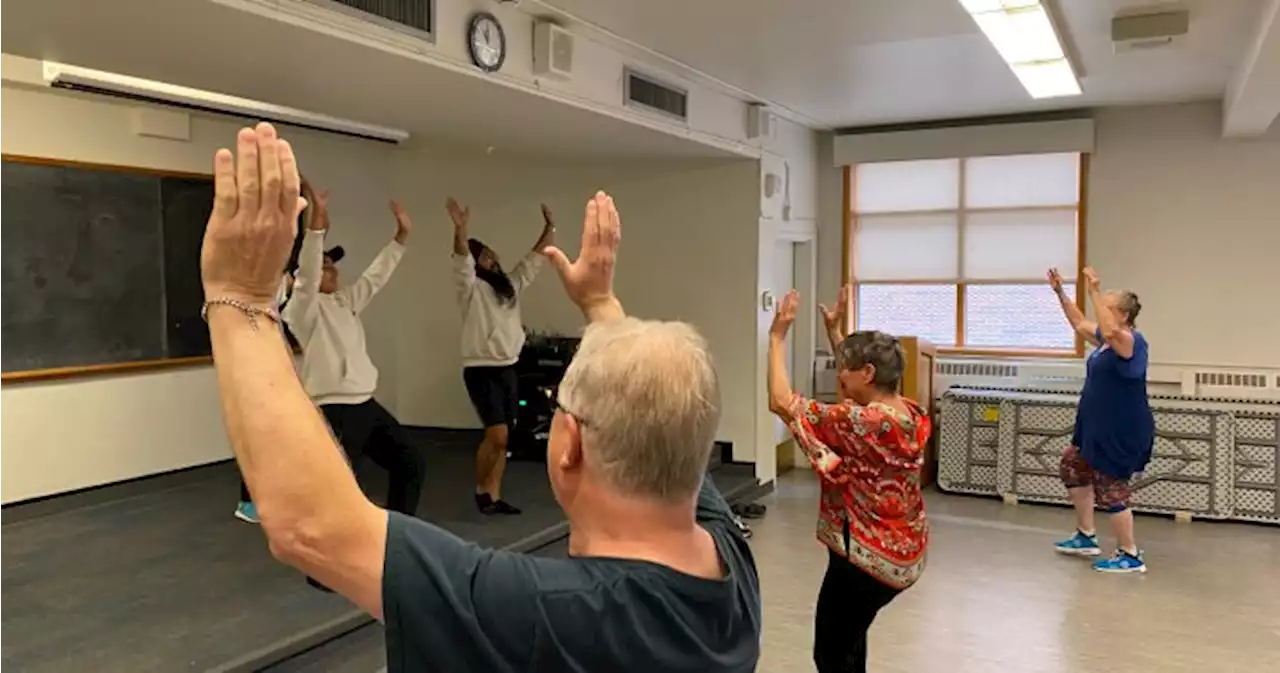 Calgary seniors enjoy ‘wonderful’ Bhangra twist on Stampede traditions - Calgary | Globalnews.ca