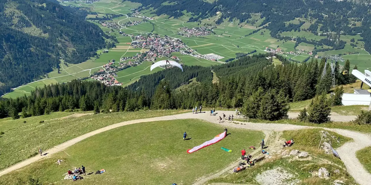 Mann stürzt mit Gleitschirm ab und ist sofort tot