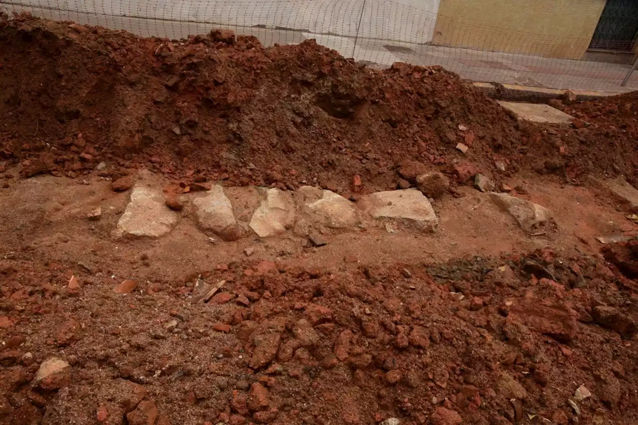 Sítio arqueológico do século XIX é encontrado durante obra em praça de Florianópolis