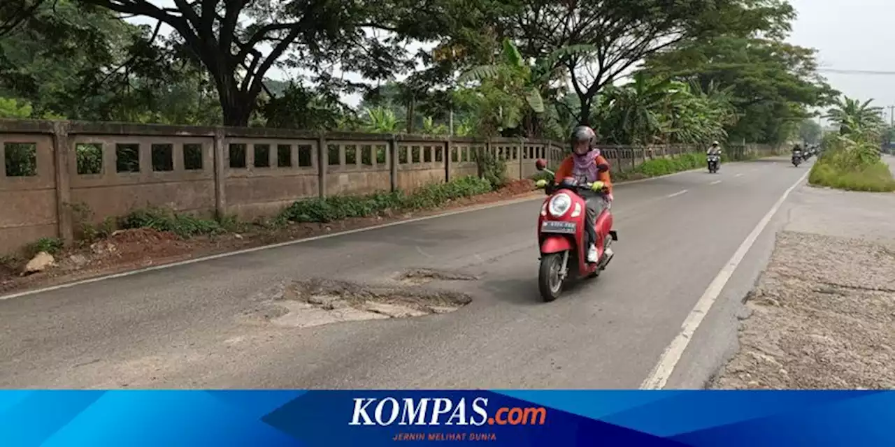 Kala Pengusaha Perbaiki Sendiri Jalan Rusak di Kalimalang yang Bahayakan Pengendara...