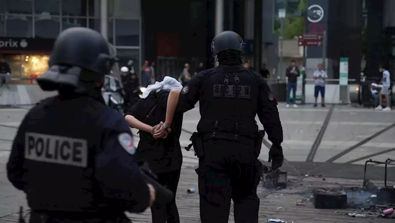 14-Juillet : 255 véhicules incendiés, 96 interpellations... Une nuit plus calme que l'année dernière