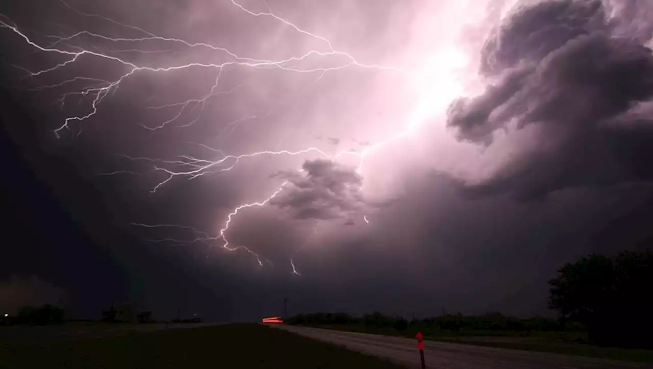 Météo : dix départements en vigilance orange orages, les Alpes-Maritimes pour canicule