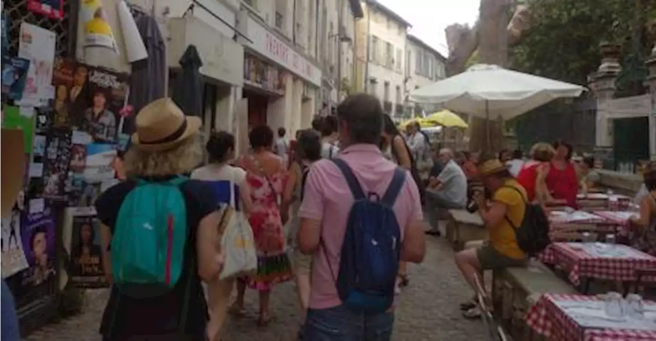 À Avignon, les fortes chaleurs n’arrêtent pas les festivaliers