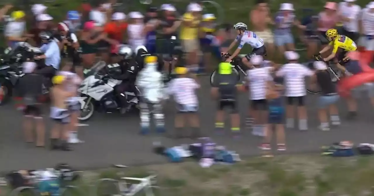 Tour de France : l’image surréaliste de Pogacar bloqué par la moto après avoir attaqué Vingegaard