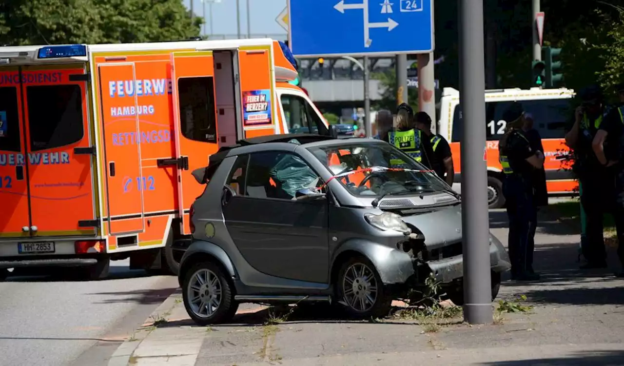 Schwerer Unfall in Hamburg: Smart fährt über Gehweg