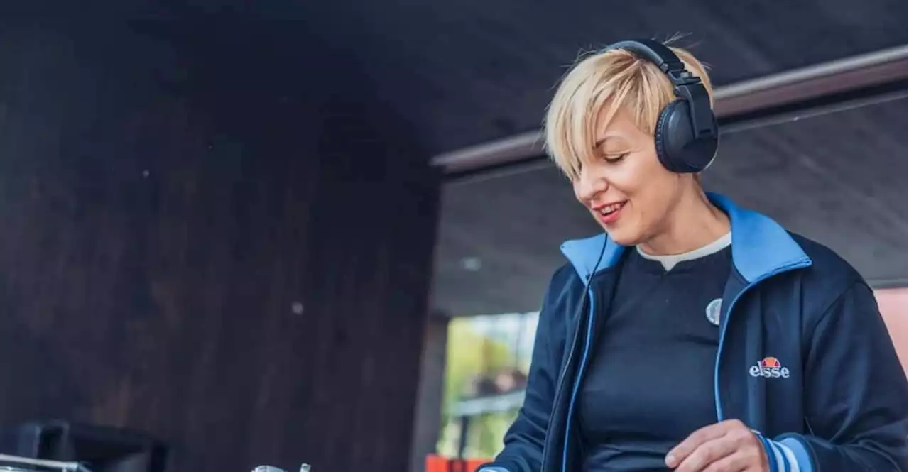 DJ Beatrice fährt voll auf Schallplatten ab