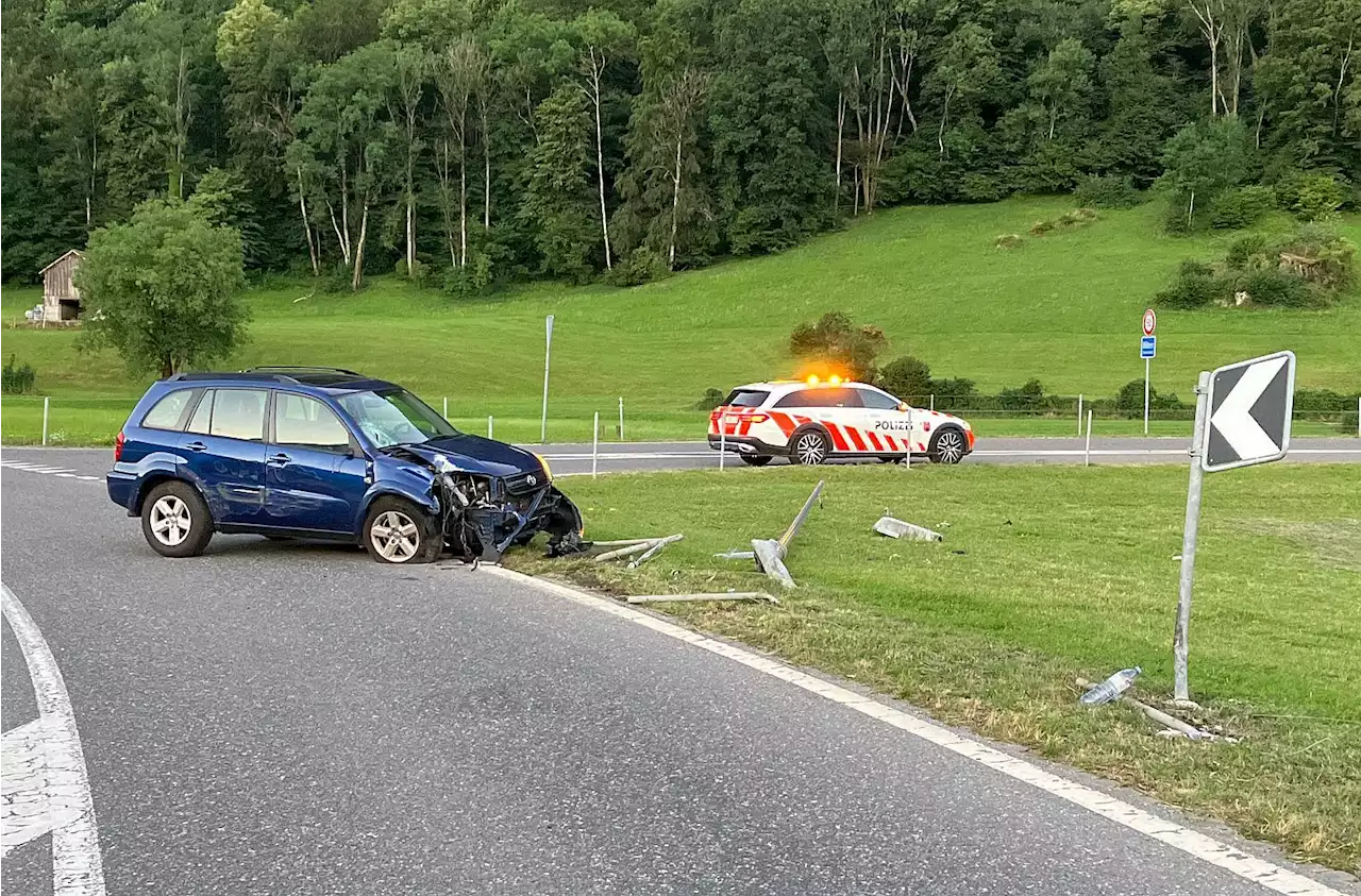 Bilten GL: Autolenker (20) schläft ein und rast in Röhrenzaun