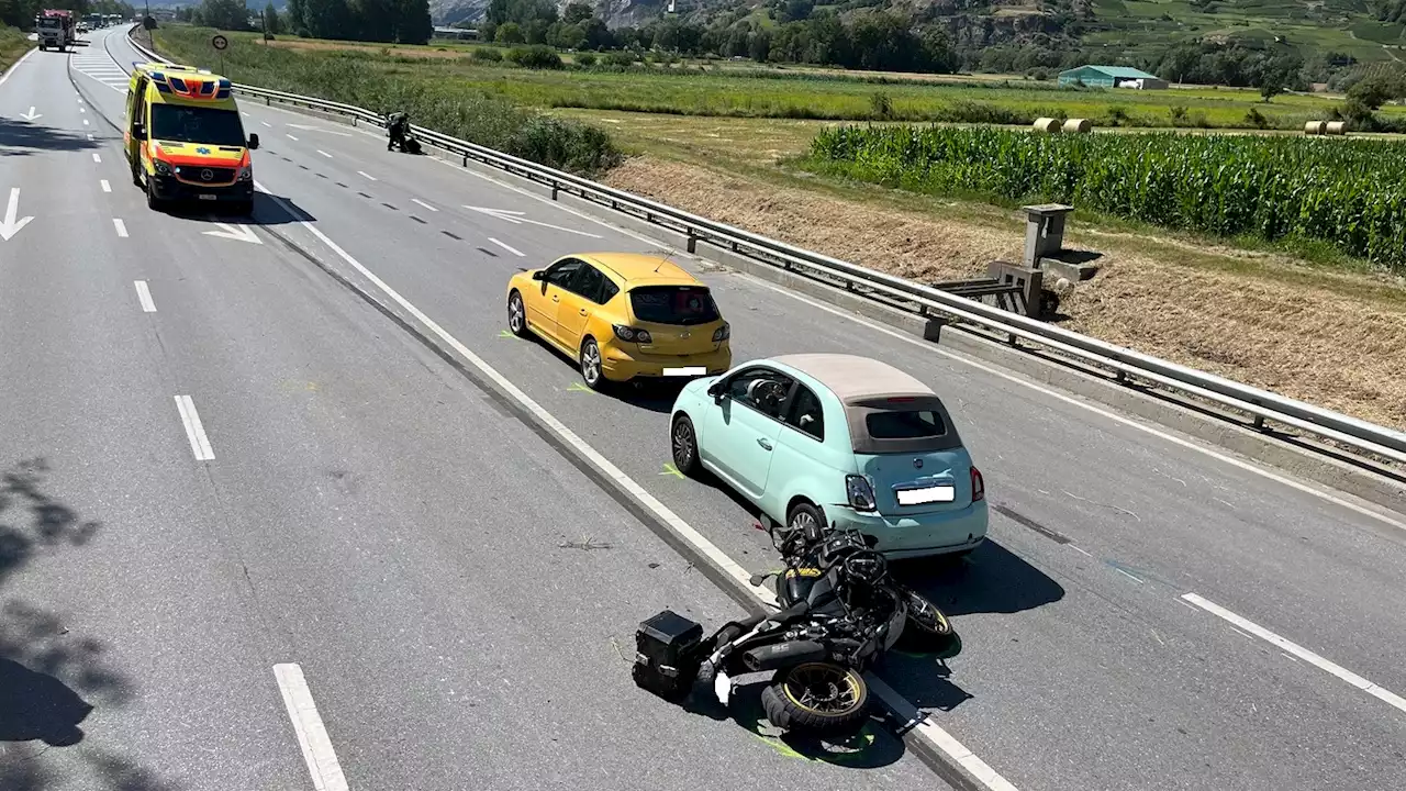 Raron VS: Unfall mit drei Fahrzeugen – Motorradfahrer schwer verletzt