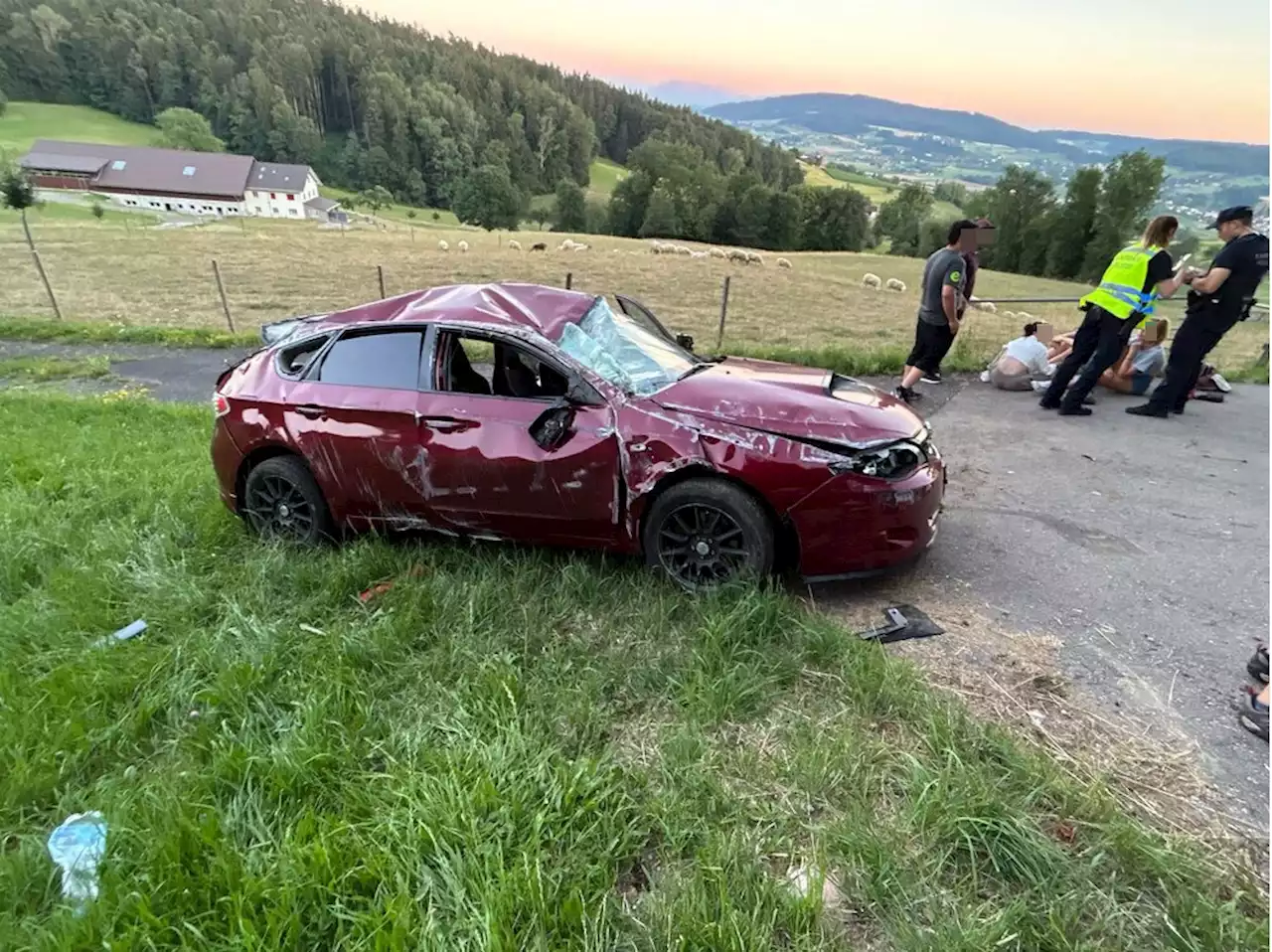 Zetzwil AG: Auto mit fünf Personen überschlägt sich