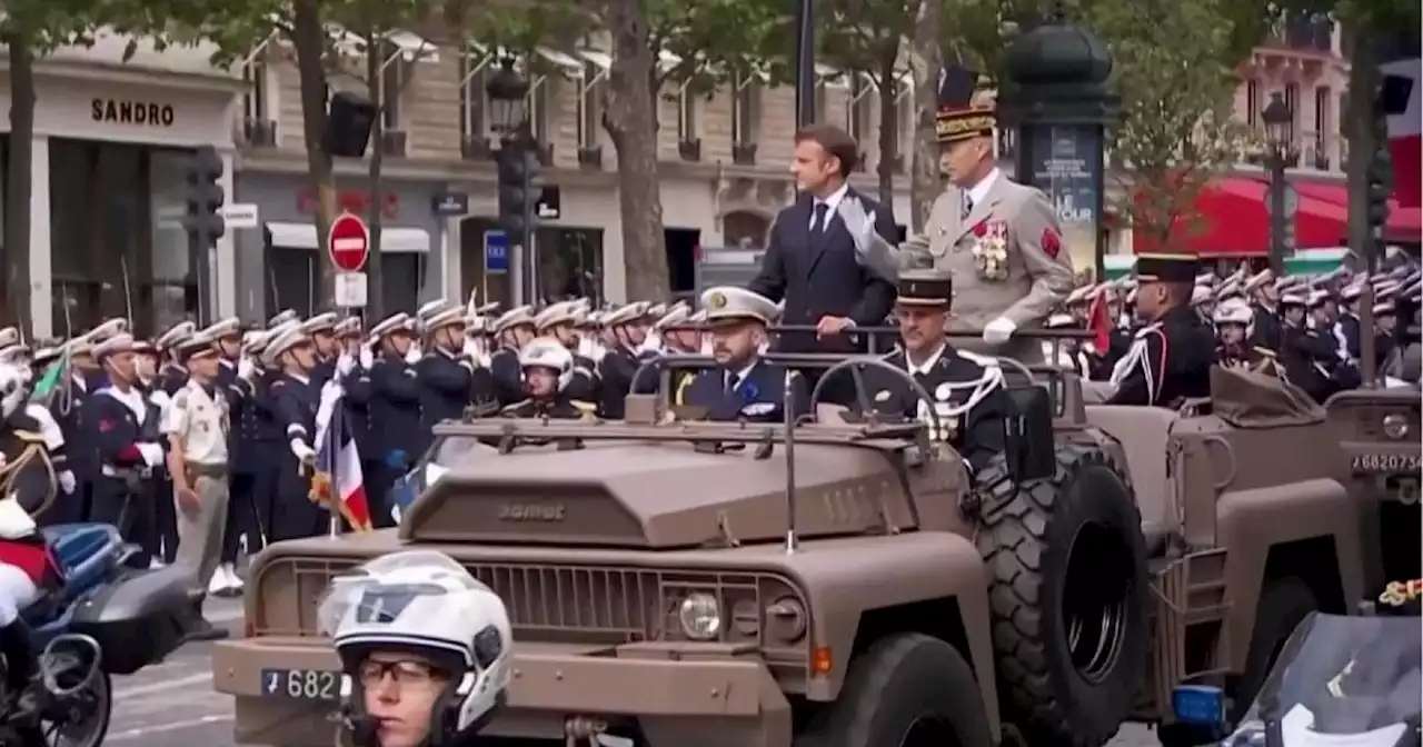 Macron fischiato durante la parata sugli Champs-Élysées: “Dimettiti”