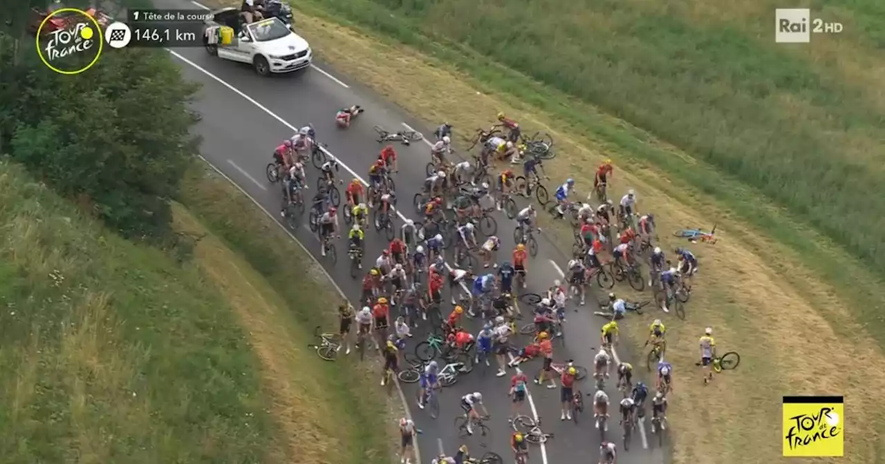 Tour de France, enorme caduta travolge circa tre quarti del gruppone (video)