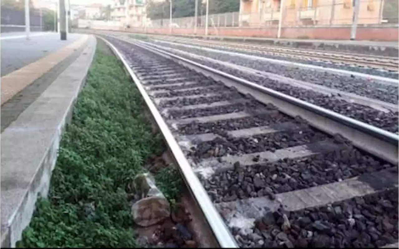 14enne tocca cavi elettrici vicino a ferrovia e resta folgorato: grave