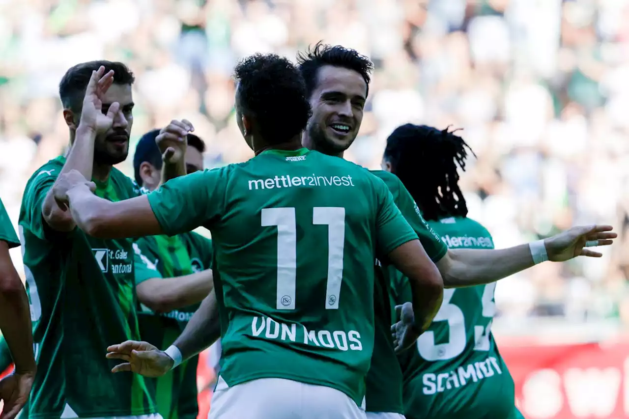 Der FC St.Gallen präsentiert dem Publikum das neue Trikot und die Mannschaft