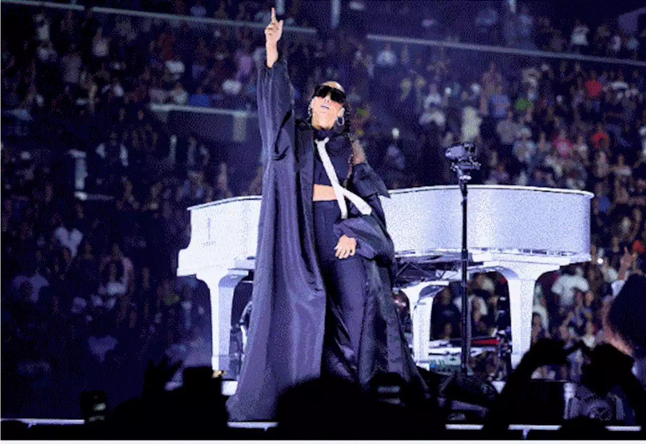 Alicia Keys 'on fire' during soulful Toronto arena performance