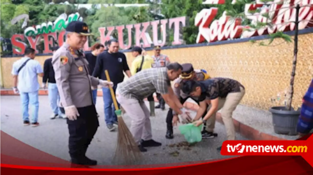 Wujudkan Polri Bersihkan Sampah Serentak, Polres Solok Kota Bersihkan Taman Syech Kukut