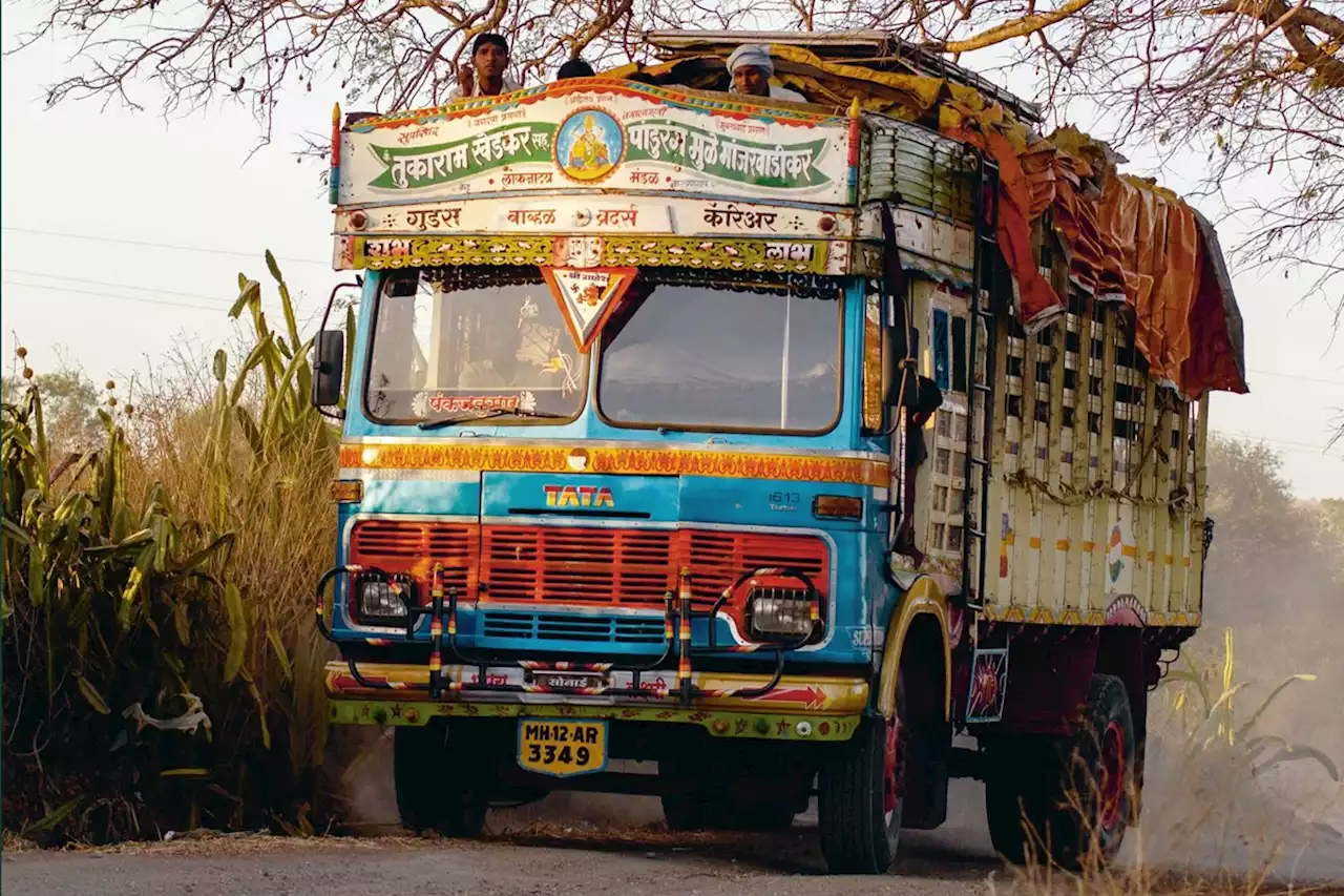 In Pictures: On the Road With a Troupe of Indian Dancers