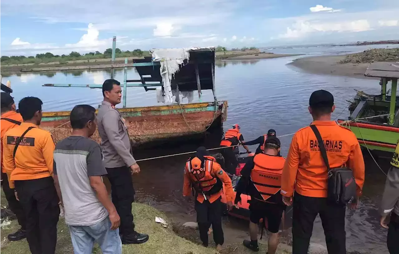 Tim SAR Masih Cari 2 Nelayan yang Ditelan Ombak di Pantai Muara Gadang