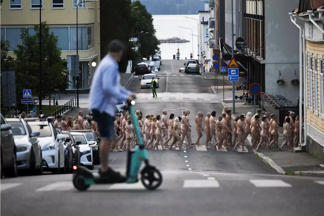 Kunstaktion: Fast tausend Nackte strömen auf die Straße