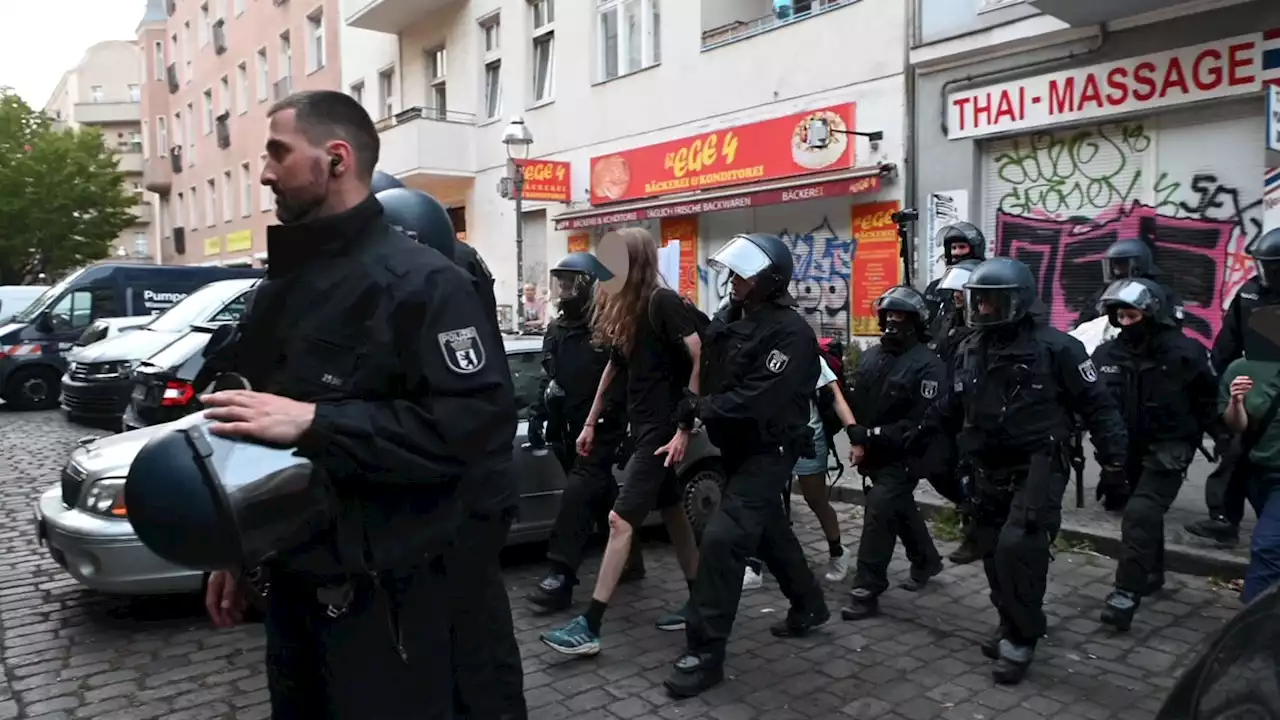 Linke Aktivisten besetzen Wohnung in Neukölln