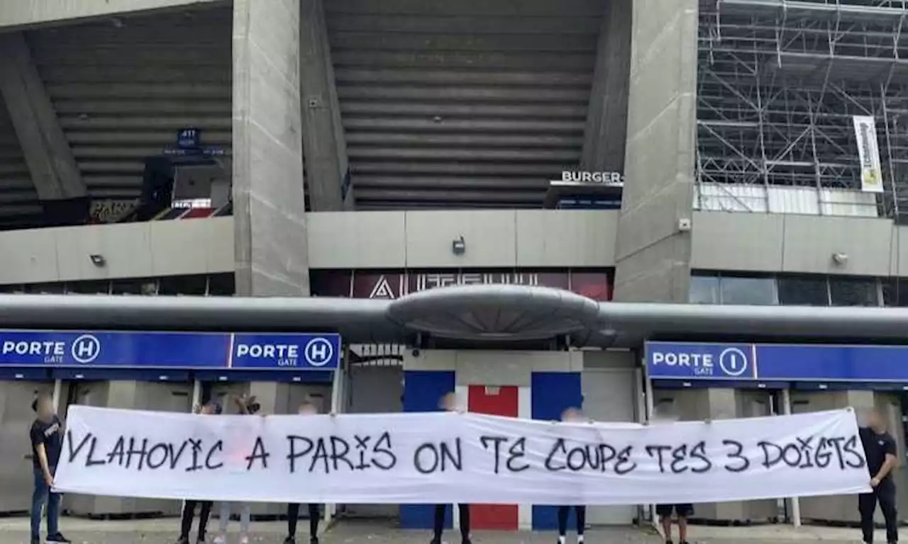 PSG, clamoroso striscione contro Vlahovic: 'Ti tagliamo le tre dita' FOTO