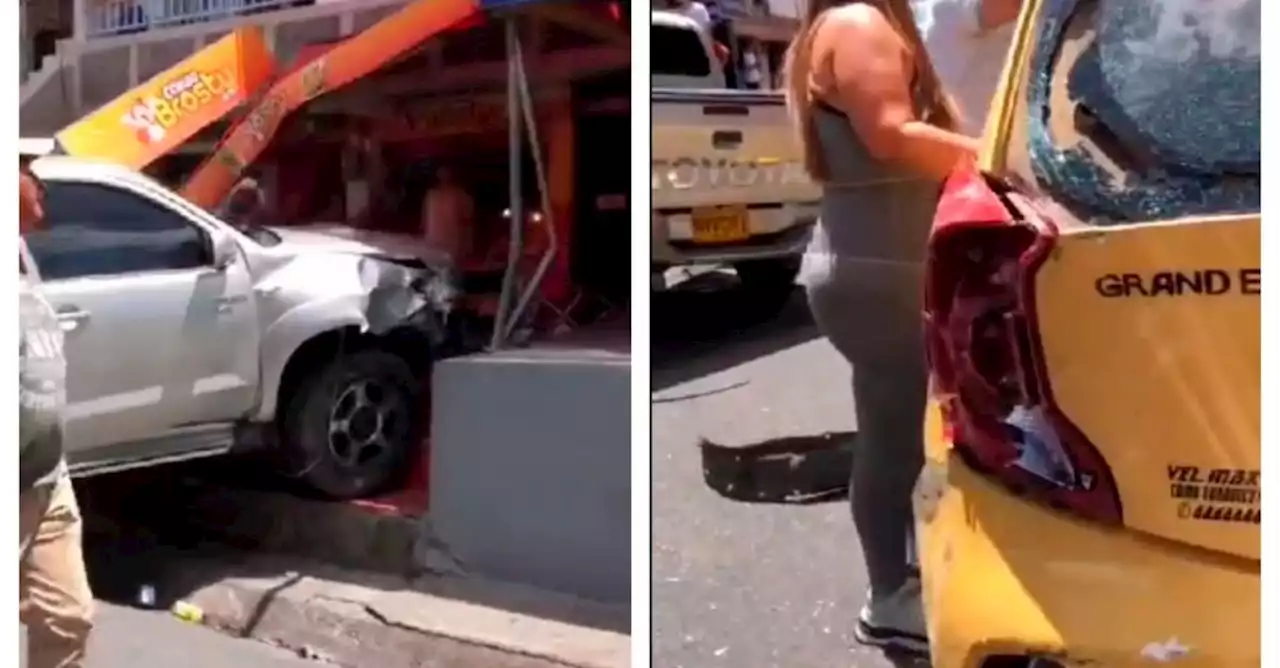 Choque de dos carros terminó afectando a un local comercial en el noroccidente de Medellín