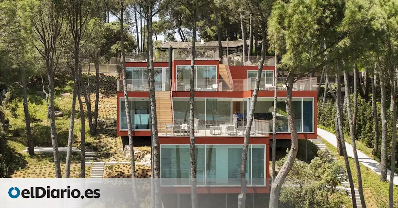 La Casa en Rojo, la vivienda de premio en una urbanización de lujo y sostenible a pie del pantano de San Juan