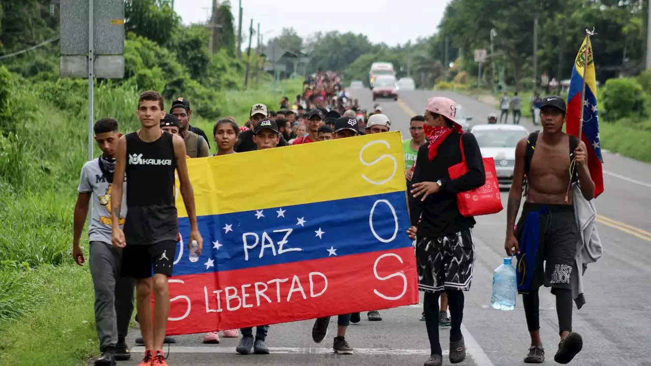 Caravan of nearly 1,000 migrants in Southern Mexico walk toward US