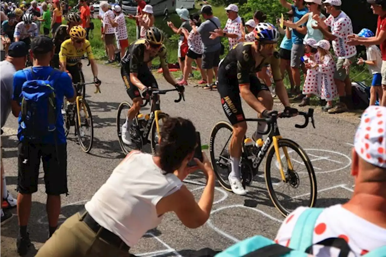 VIDEO. Wout van Aert opgesoupeerd? Niets van! Kempenaar zet zich even aan de kant om dan als een komeet weer naar voren te schieten