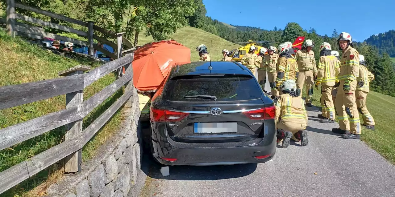 Vater will Kindern Traktor zeigen, dann passiert Unfall