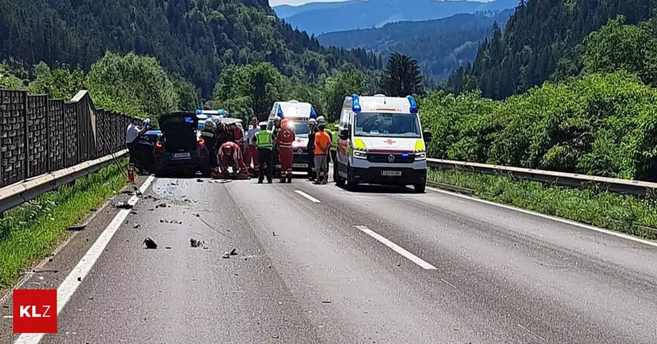 St. Peter Freienstein/Leoben - Unfall mit drei beteiligten Autos: Zwei Schwerverletzte