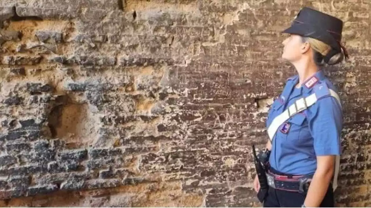 Roma, un altro turista deturpa il Colosseo: denunciato 17enne tedesco - La Stampa