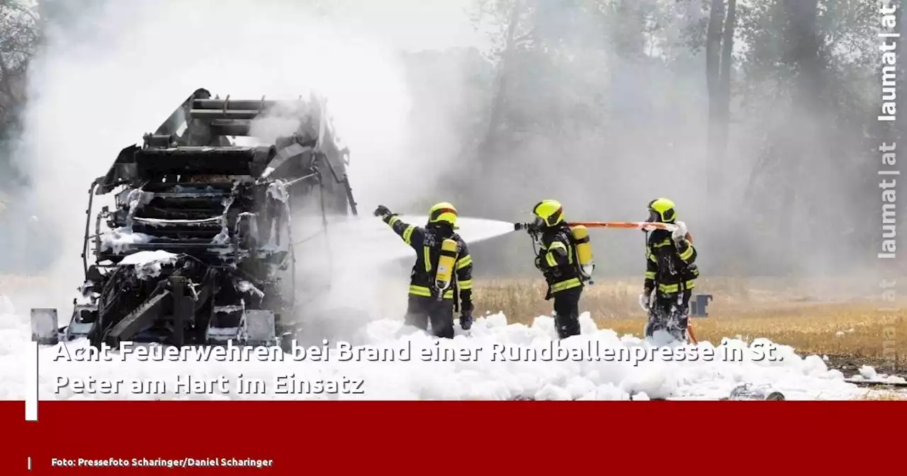 Acht Feuerwehren bei Brand einer Rundballenpresse in St. Peter am Hart im Einsatz | laumat|at